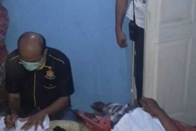 Tim Identifikasi Polresta Pekanbaru dan Polsek Tampan melakukan olah TKP terhadap korban gantung diri karena depresi di Jalan Cipta Karya, Kelurahan Sialang Munggu, Kecamatan Tampan, Pekanbaru, Riau, Selasa (10/3/2020).