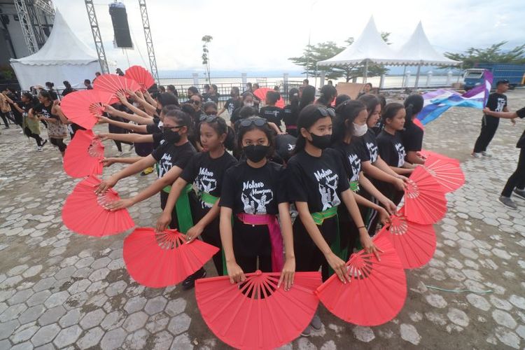 Sejumlah penari mematangkan persiapan menjelang pembukaan Festiva Danau Poso di Kecamatan Pamona Pusalemba, Kota Tentena, Kabupaten Poso, Provinsi Sulawesi Tengah, Kamis (20/10/2022).