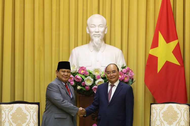 Menteri Pertahanan (Menhan) Prabowo Subianto bertemu Presiden Vietnam Nguy?n Xuân Phúc di Kantor Presiden Vietnam, Hanoi, Jumat (13/5/2022).