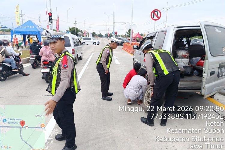Mobil Ban Pecah di Tol Situbondo Barat, Polisi Sigap Bantu dan Urai Kemacetan