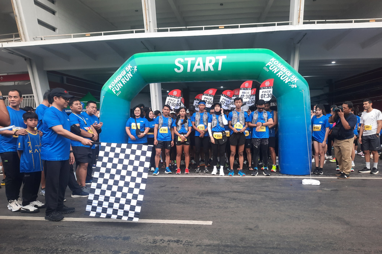 Wakil Menteri Kemenkomdigi Nezar Patria melepas peserta Komdigi 5K Fun Run dengan tema ?Lari dari Judol? di kawasan Stadion Gelora Bung Karno (GBK), Jakarta, Minggu (29/12/2024). Komdigi 5K Fun Run digelar sebagai salah satu langkah untuk menyatukan tekad dan membangun kolaborasi lintas sektor memberantas judol. Kegiatan ini diikuti oleh 850 peserta dari berbagai latar belakang, termasuk Aparatur Sipil Negara (ASN), pekerja swasta, serta wartawan media nasional.