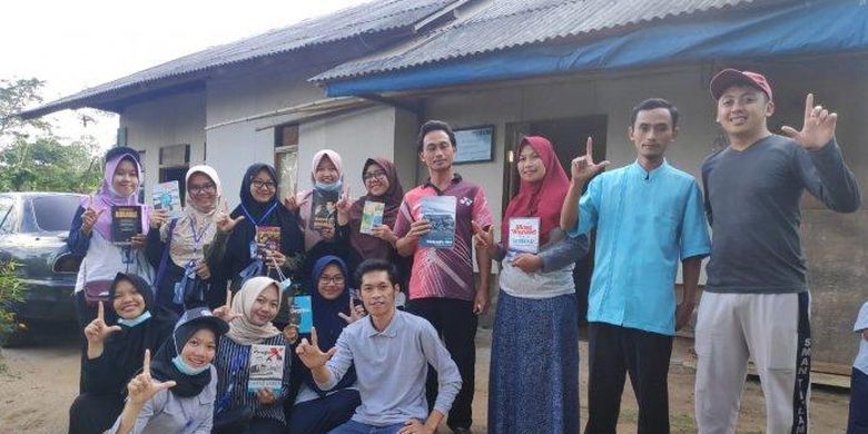 Peserta Kuliah Kerja Nyata (KKN) dari Unila membangun lamban baca di Kabupaten Lampung Barat 
