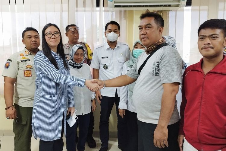 Lala, warga Kwitang yang mengeluhkan parkir liar pelanggan kedai bakmi berdamai dengan Edi, koordinator juru parkir kedai bakmi tersebut, Rabu (8/2/2023). (KOMPAS.com/XENA OLIVIA)