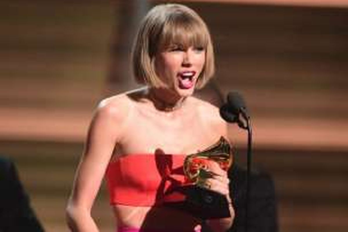 Taylor Swift menerima penghargaan untuk Album of the Year pada Grammy Awards ke-58 yang digelar di Staples Center, Los Angeles, Senin (15/2/2016).