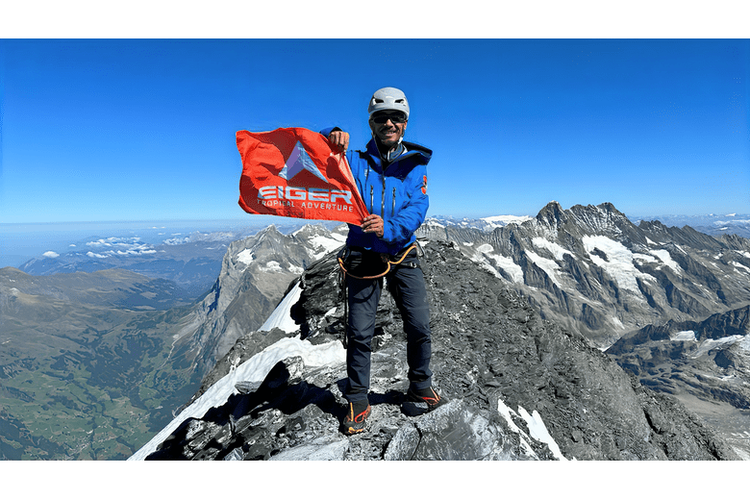 Tim pendaki Wanadri mengibarkan Eiger putih di puncak Gunung Eiger, Swiss (11/9/2023) 
