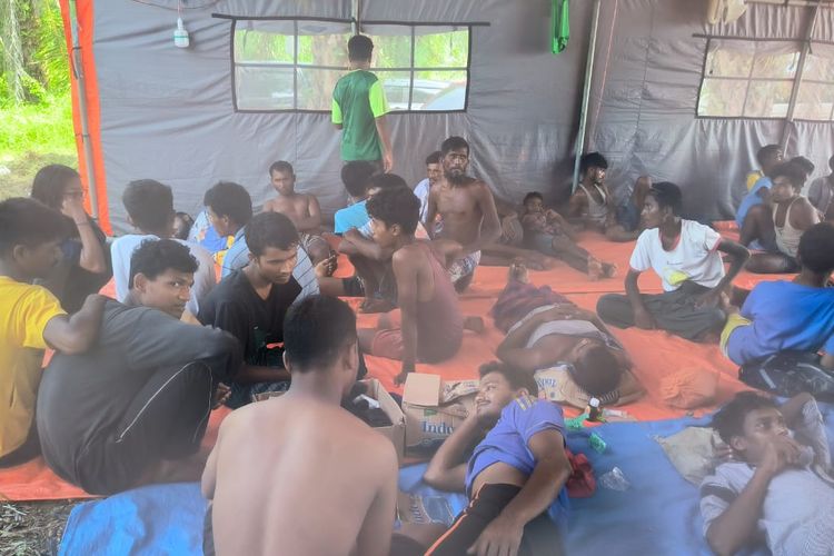 Para pengungsi Rohingya saat berada di tenda darurat di Pantai Tanjung Lampu Ujul Damak, Desa Kwala Langkat, Sumut, Kamis (24/5/2024)