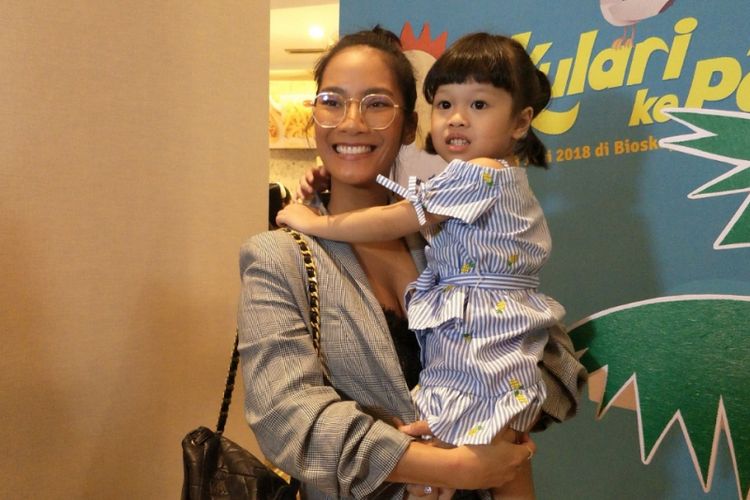 Tara Basro bersama keponakan di sela gala premier film Kulari ke Pantai di XXI Epicentrum Walk, Jakarta Selatan, Sabtu (23/6/2018). 