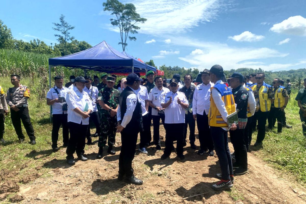 Bupati Blitar Rijanto meninjau salah satu ruas jalur lintas selatan (JLS) di Desa Tulungrejo, Kecamatan Wates, Kabupaten Blitar, Kamis (13/3/2025)