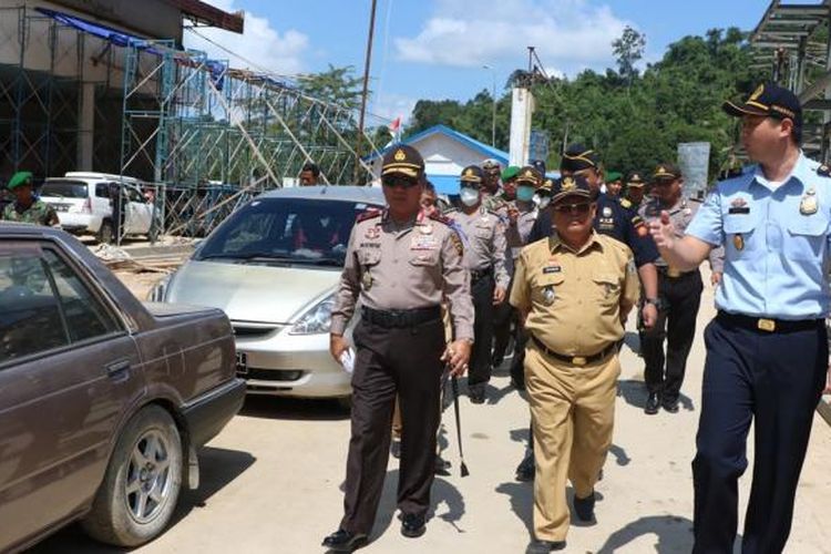 Kapolda Kalimantan Barat Brigjen Pol Musyafak didampingi sejumlah perwakilan instansi dan lembaga saat meninjau kondisi arus mudik di PLBN Entikong (2/7/2016)