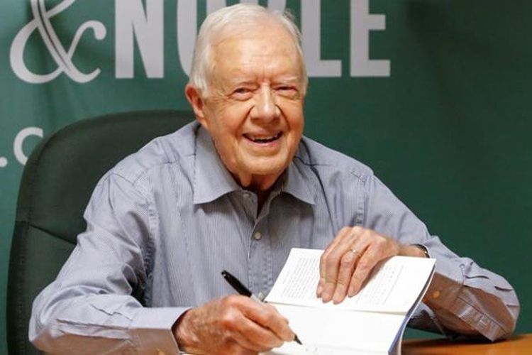 Mantan Presiden AS Jimmy Carter (90) tengah menandatangani buku terbarunya A Full Life: Reflections at Ninety.