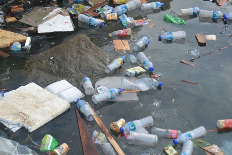 Sampah plastik berserakan di pinggir Pantai Labuan Bajo, Manggarai Barat, Flores, NTT, Rabu (30/8/2017). Buang sampah sembarangan menjadi masalah utama yang terus ditangani oleh Pemda Manggarai Barat maupun lembaga peduli sampah di Manggarai Barat.