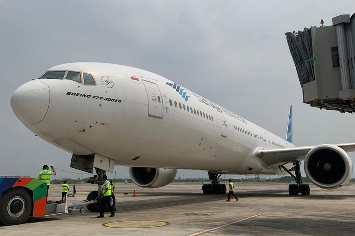 Pesawat Garuda Indonesia yang melayani penerbangan umrah dari Bandara Kertajati di Majalengka, Jawa Barat, ke Jeddah, pada Minggu (6/8/2023).
