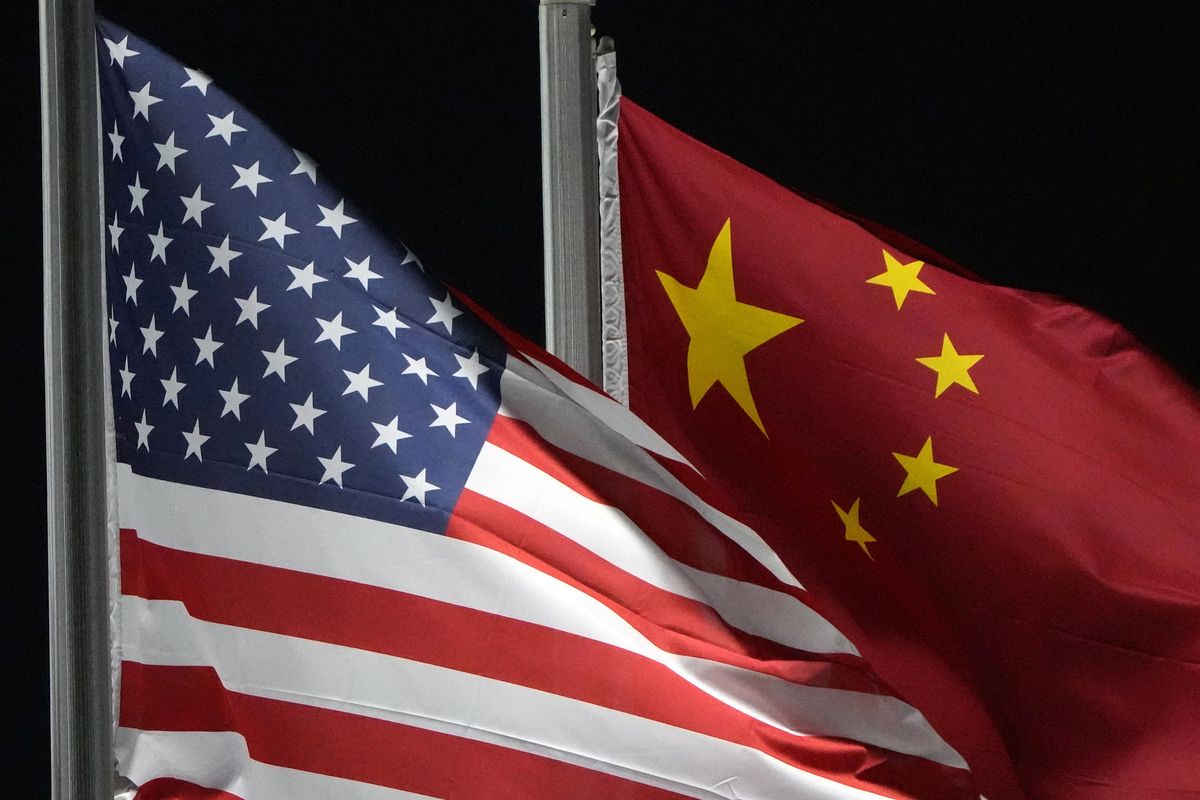 Bendera Amerika Serikat dan bendera China saat berkibar di Genting Snow Park jelang Olimpiade Musim Dingin 2022 di Zhangjiakou, China, 2 Februari 2022.