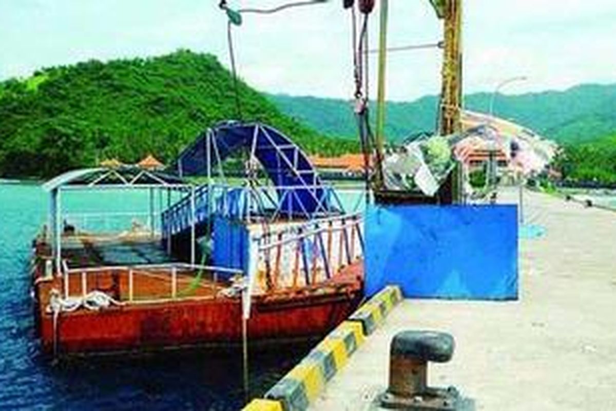 Pelabuhan kapal pesiar Tanah Ampo di Kecamatan Manggis, Kabupaten Karangasem, Bali, terancam mangkrak. Sejak Januari hingga Kamis (28/2/2013), dermaga apung (floating jetty) milik PT Pelindo III Benoa rusak dan belum diperbaiki.