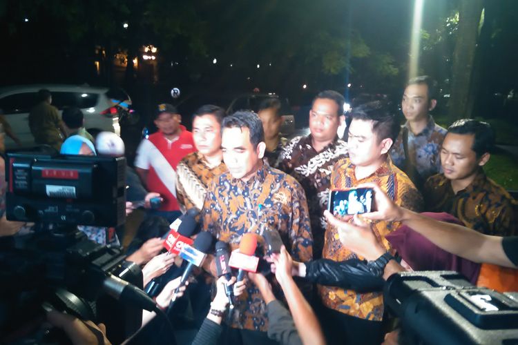 Sekretaris Jenderal Partai Gerindra Ahmad Muzani menanggapi pertanyaan awak media terkait pertemuan Ketua Umum Partai Gerindra Prabowo Subianto di kediamannya Jalan Kertanegara, Jakarta Selatan, Senin (10/4/2017).