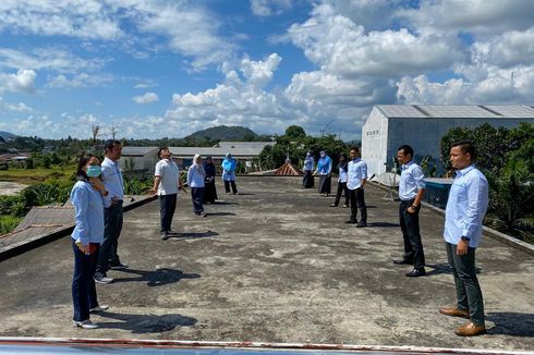 Cegah Covid-19, Pegawai PLN Panjat Atap Gedung untuk Berjemur