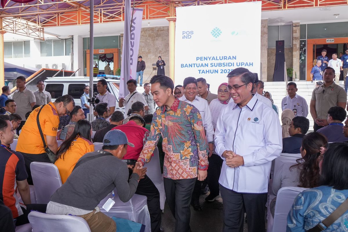 Wakil Presiden (Wapres) RI Gibran Rakabuming Raka didampingi Menteri Ketenagakerjaan (Menaker) Yassierli meninjau pelaksanaan Bantuan Subsidi Upah (BSU) 2025 di Kantor Pos KCU Jakarta Flora, Jalan RS Fatmawati, Jakarta Selatan, Kamis (17/7/2025). 