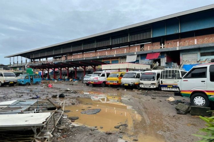 Tampak Terminal Karombasan, Manado, Sulawesi Utara setelah terendam banjir. Material bantu dan lumpur masih terlihat di lokasi parkir terminal, Sabtu (23/1/2021)