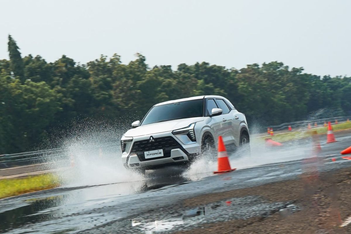 Test drive Mitsubishi XForce di trek basah pada Bridgestone Proving Ground