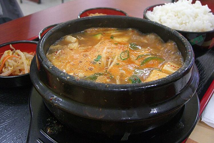 Ilustrasi sup doenjang.