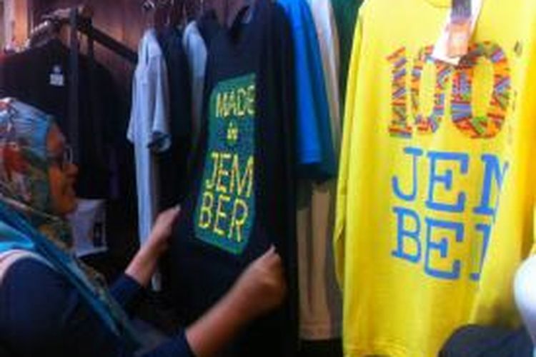 Pilihan oleh-oleh kaus yang dijual di Toko Kaus Biru Daun, Jember, Jawa Timur, Kamis (10/9/2015).