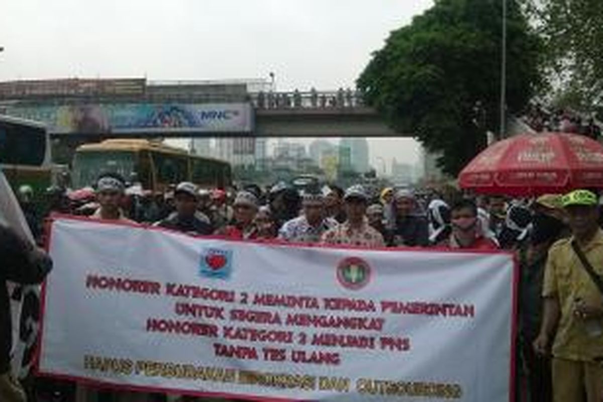 10 ribuan pendemo dari PGRI dan FHK2I melakukan aksi damai menuntut pemerintah untuk segera mengangkat honorer K2 menjadi Guru PNS. Selasa, (15/09/15)