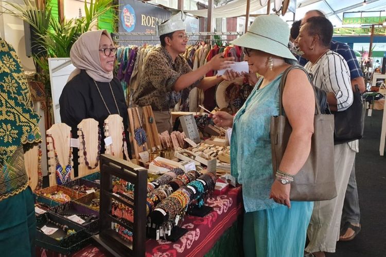 Pelaku UMKM binaan Pertamina di Festival Tong Tong, Den Haag, Belanda.