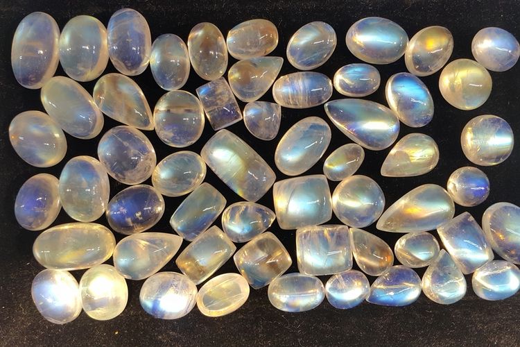 Moonstone atau batu bulan