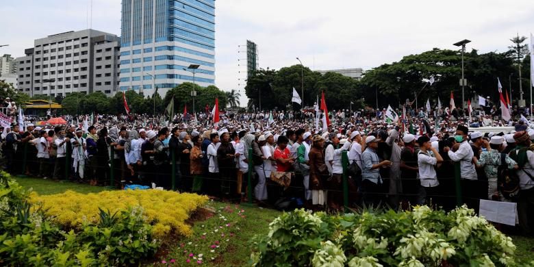 Umat muslim mengikuti aksi 212 di depan Kompleks Parlemen Senayan, Jakarta Pusat, Selasa (21/2/2017). Aksi 212 tersebut digelar dalam rangka menuntut DPR agar segera mengambil tindakan agar Gubernur DKI Jakarta Basuki Tjahaja Purnama diberhentikan dari jabatannya.