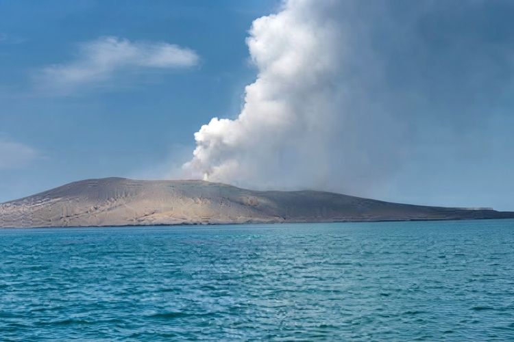 Petugas Sebut Anak Krakatau Sedang 