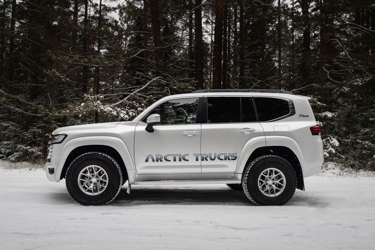 Toyota Land Cruiser 300 buatan Arctic Trucks