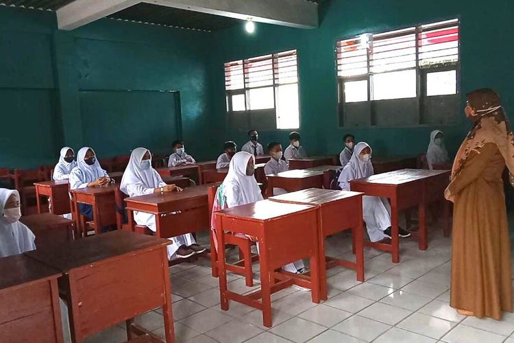 SMPN 1 Tanjungsari Sumedang mulai melaksanakan PTM terbatas dan bertahap, Senin (30/8/2021). AAM AMINULLAH/KOMPAS.com