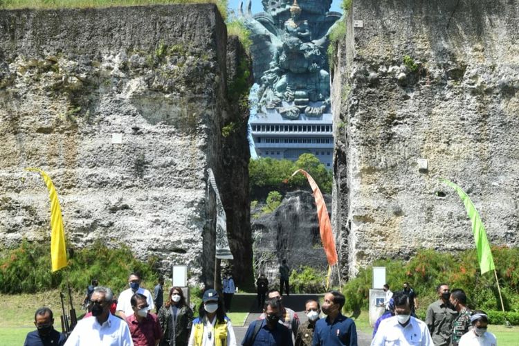 Presiden Joko Widodo saat meninjau Garuda Wisnu Kencana (GWK) Cultural Park, yang ada di Kabupaten Badung, Provinsi Bali, pada Jumat (25/3/2022).