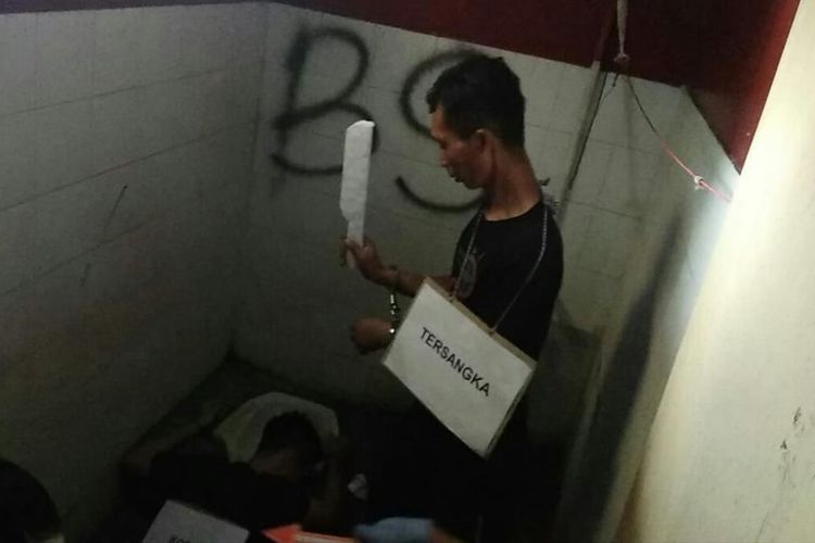 Pelaku DP tengah memperagakan pembunuhan korbannya KW di sebuah kontrakan di Kota Bandung