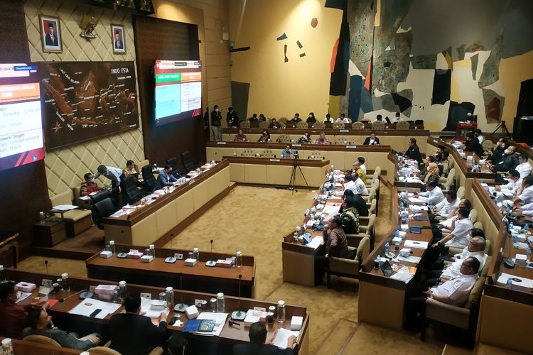 Rapat kerja Komisi II DPR RI bersama Kementerian Dalam Negeri dan badan-badan penyelenggara pemilu, membahas soal perlunya revisi Undang-undang Nomor 7 Tahun 2017 tentang Pemilu imbas pembentukan sejumlah daerah otonomi baru (DOB) Papua jelang Pemilu 2024.