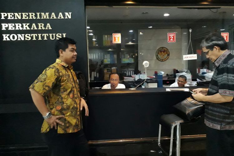 Mantan Ketua KPU Juri Ardiantoro dan Mantan Komisioner KPU RI, Hadar Nafis Gumay di dalam gedung Mahkamah Konstitusi, Kamis (22/6/2017)