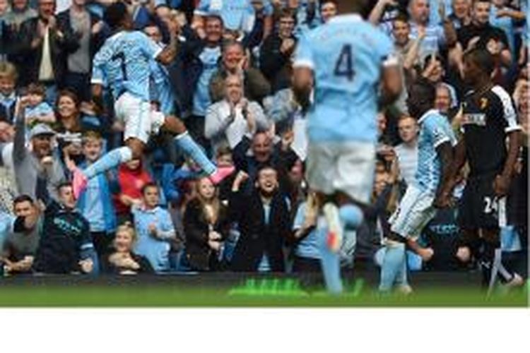 Gelandang Manchester City Raheem Sterling (kiri) melakukan selebrasi setelah mencetak gol pertama timnya ke gawang Watford pada laga Premier League di Etihad Stadium, Manchester, Sabtu (29/8/2015).