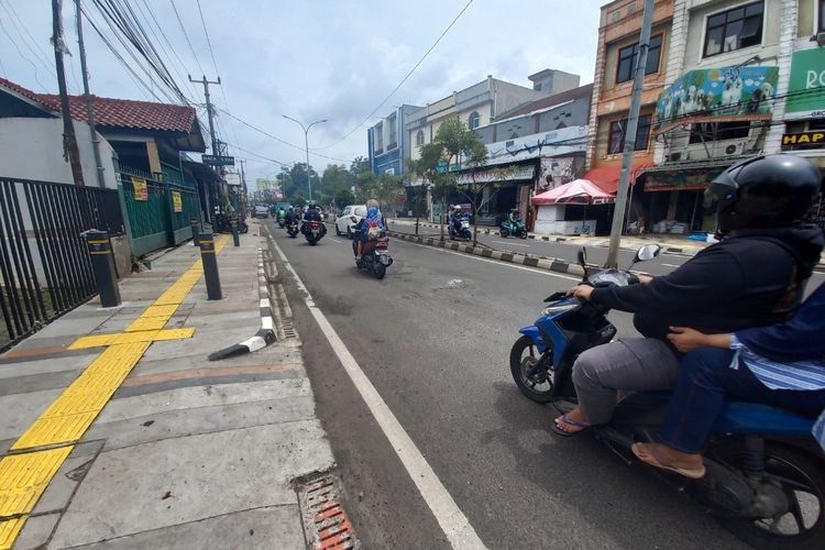 Kondisi ruas Jalan Raya Kartini, Pancoran Mas, Depok, yang baru diperbaiki sebulan lalu sudah rusak pada Rabu (4/1/2023).