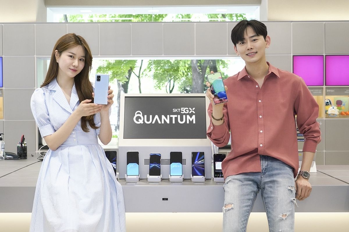 Galaxy A Quantum digenggam oleh dua model.