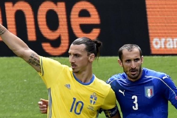 Bek Italia, Giorgio Chiellini, melakukan penjagaan ketat terhadap penyerang Swedia, Zlatan Ibrahimovic, dalam laga Piala Eropa 2016 di Toulouse, Jumat (17/6/2016).