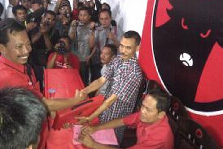 Geng Wahyudi, politisi PDIP kembalikan formulir calon bupati Malang, Jawa Timur di hari tahun baru Imlek. Ia berharap kemenangan dan terpilih jadi Bupati. Kamis (19/2/2015).