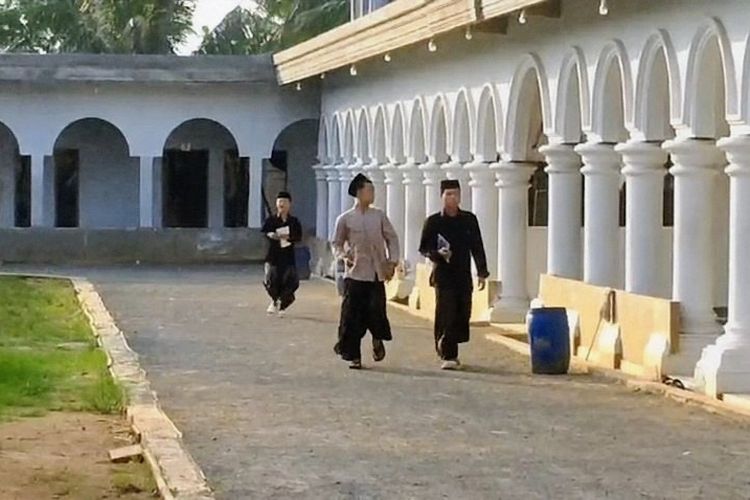 32 Tahun Menyalakan Pesantren dengan Tenaga Air, Kisah KH Anwar Bangun Listrik Mandiri di Lampung Timur