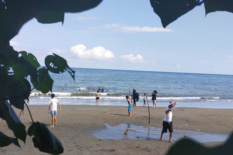 Pantai Mbolata di Kelurahan Watunggene, Kecamatan Kota Komba, Manggarai Timur, NTT, Senin, (18/4/2022) menjadi tujuan wisata dari wisatawan lokal dari daerah pegunungan. Berwisata Membangun Persaudaraan. (KOMPAS.com/MARKUS MAKUR)