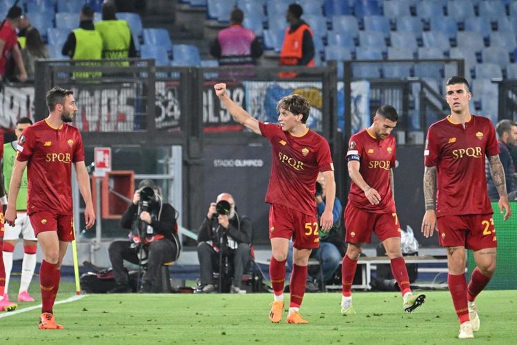 Pemain AS Roma Edoardo Bove merayakan gol saat menghadapi Leverkusen pada laga leg pertama semifinal Liga Europa di Estadio Olimpico, Roma, Jumat (12/5/2023) dini hari WIB. Artikel ini berisi link live streaming Sevilla vs Roma di final Liga Europa. 