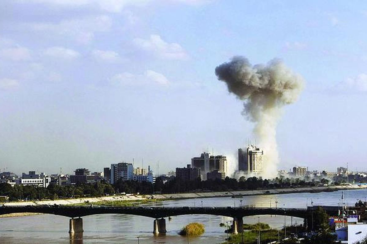 Asap mengepul ke angkasa ratusan meter tingginya menyusul sebuah ledakan di dekat Hotel Palestine, Baghdad, Irak, Senin (25/1). Ibu kota Irak hari itu diguncang tiga ledakan dahsyat, di dekat Hotel Palestine dan menyusul kemudian dalam beberapa menit, ledakan keras lainnya di kawasan internasional, Green Zone.