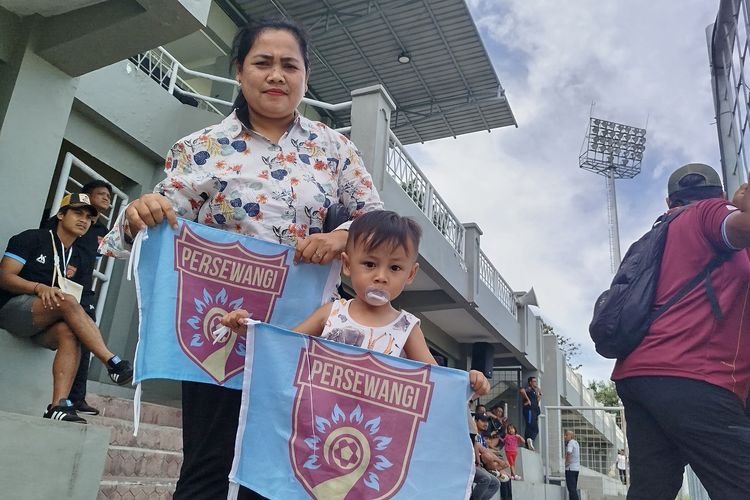 Gala memegang bendera Persewangi Banyuwangi untuk mendukung tim tersebut bertanding melawan Persebo Muda Bondowoso dalam laga Liga 4 Jatim di Stadion Diponegoro, Rabu  (8/1/2025). Gala ditemani ibunya.