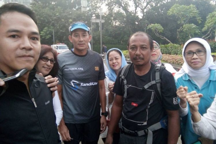 Wakil Gubernur Terpilih Sandiaga Uno menyambut Eko Hadi yang berjalan kaki dari Madiun, Jakarta Timur, Minggu (7/5/2017).