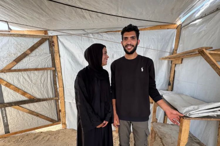 Kisah Pengantin Gaza, Menikah di Tenda dengan Gaun Usang
