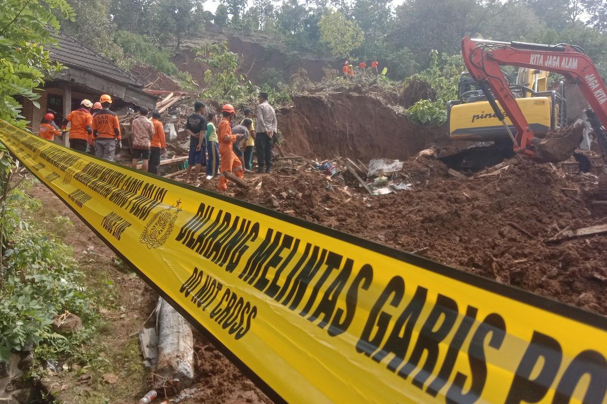 Upaya pencarian korban longsor di Dusun Banturejo, Desa Sambirejo, Kecamatan Wonosalam, Kabupaten Jombang, Jawa Timur, Jumat (24/1/2025).