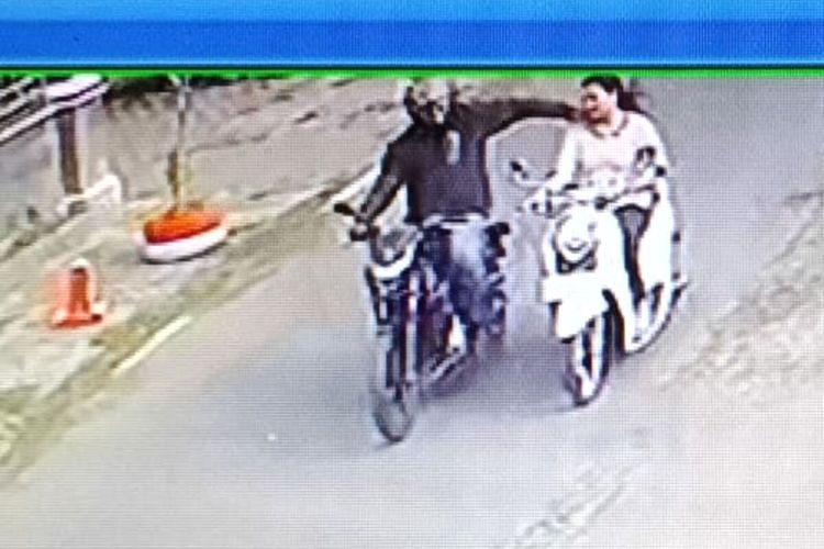 Tangkapan layar rekaman video kamera pengawas CCTV yang merekam aksi penjambretan di Kelurahan Sutojayan, Kecamatan Sutojayan, Kabupaten Blitar, Jumat (22/11/2024)